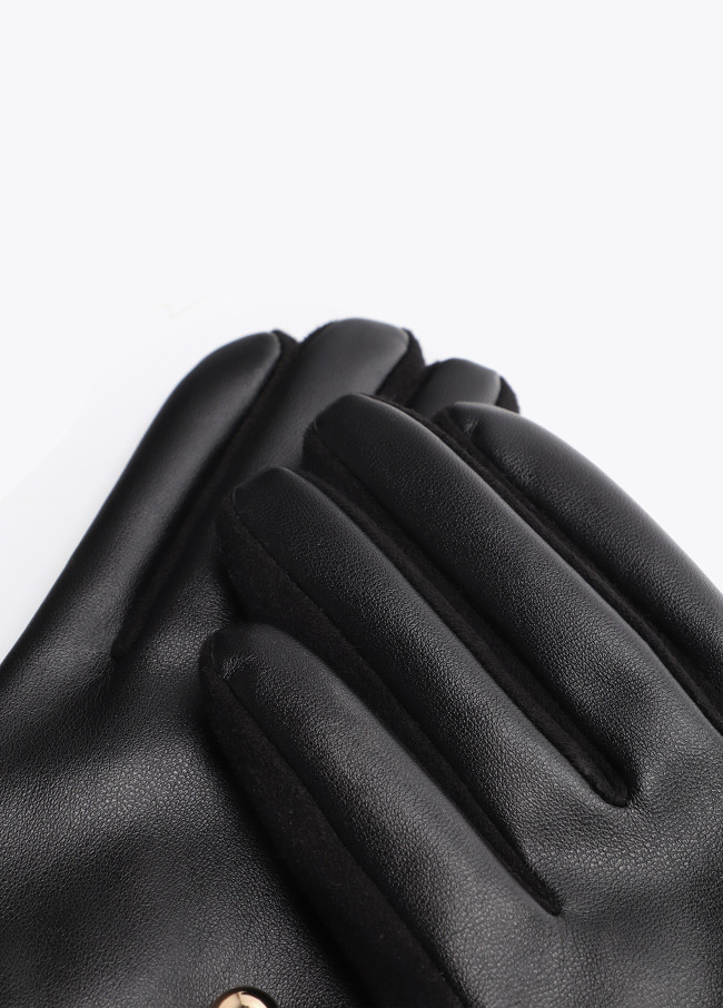 Guantes con tachas y cristales