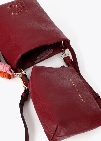 Bandolera efecto piel con pompones