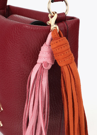 Bandolera efecto piel con pompones