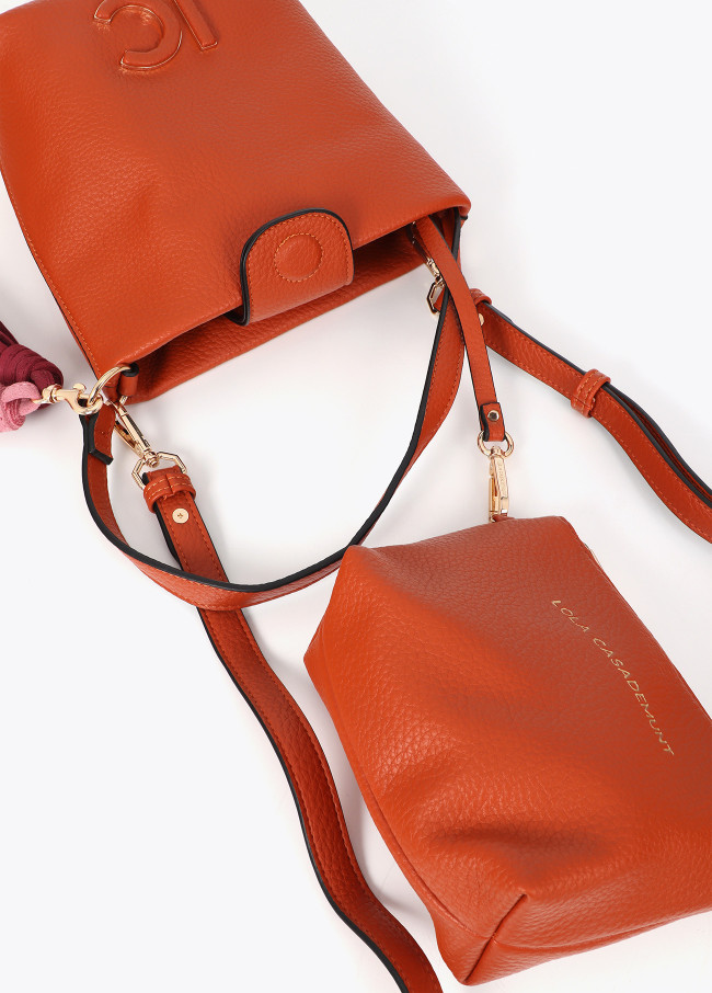 Umhängetasche in Lederoptik mit Quasten