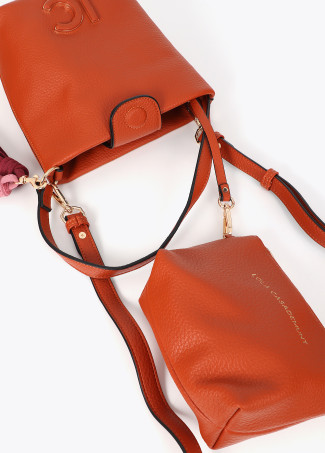 Bandolera efecto piel con pompones