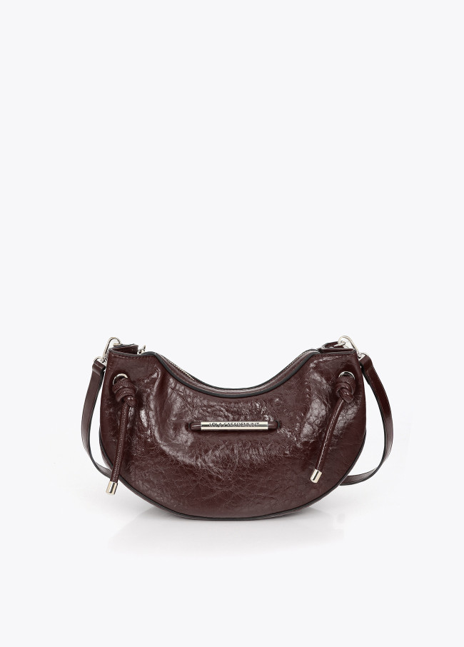 Halbmond-Crossbody mit Logoschriftzug Metallrohr Detail