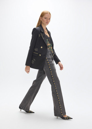 Jeans droit long avec clous latéraux et ceinture avec boucle personnalisée