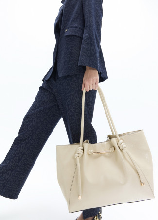Shopper crudo con detalle dorado