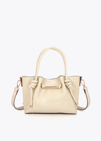 Bolsa Transversal com Detalhe Metálico e Logo Vazado