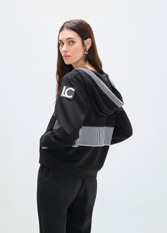 Sudadera negra con capucha