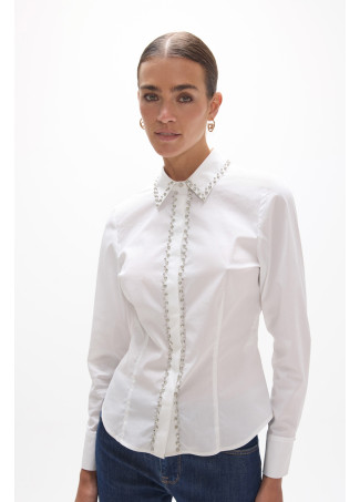 Camisa blanca con piedras brillantes