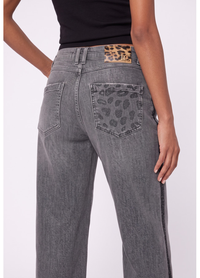 Jeans reto efeito pele com estampa de leopardo