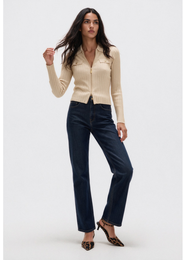 Jeans con bordado a contraste
