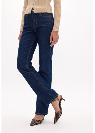 Jeans longos com bordado LC contrastante no bolso traseiro