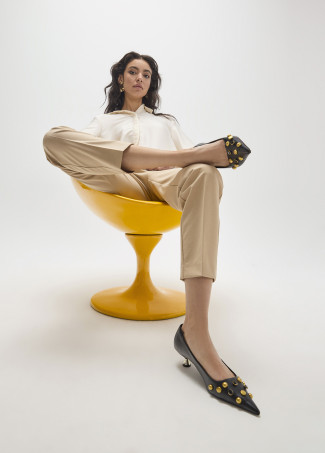 Schuh mit Juwelenapplikationen und Metallabsatz
