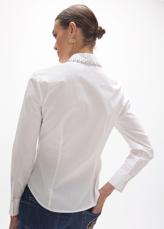 Camisa blanca con piedras brillantes
