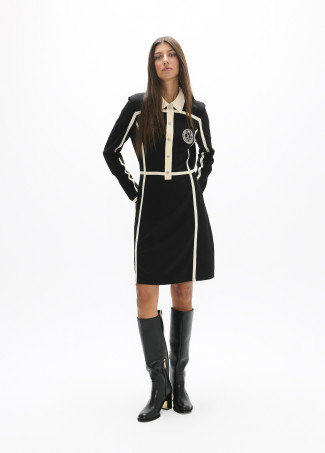 Robe courte en maille Roma, col polo avec bandes bicolores contrastées et écusson à l'avant