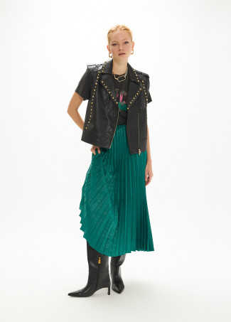 Chaleco con tachas doradas