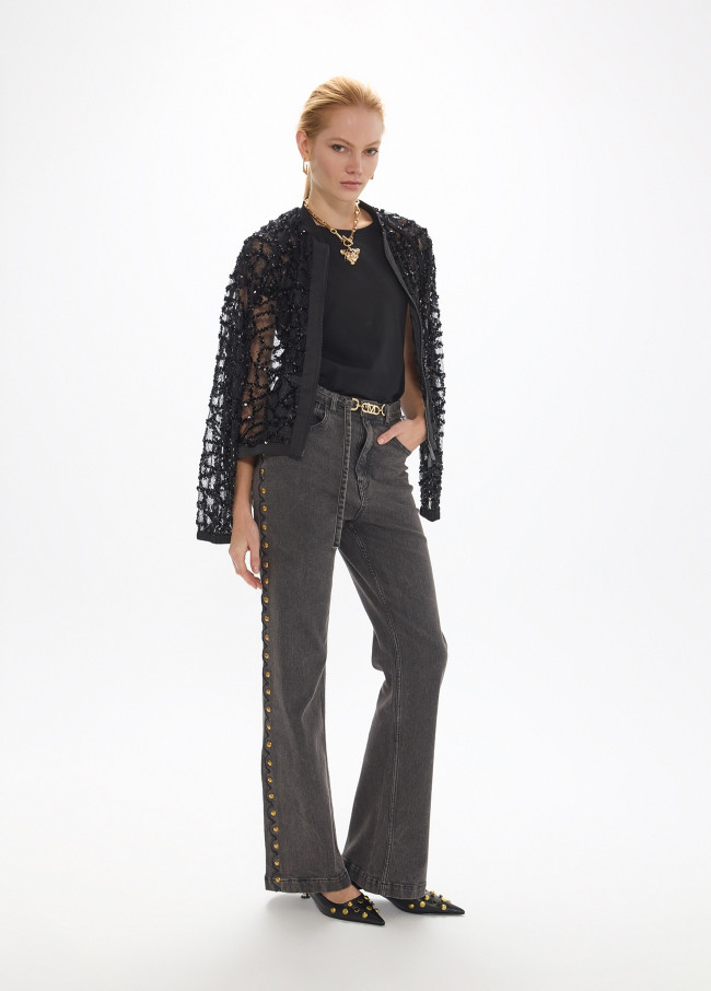 Jeans con tachas y cinturón
