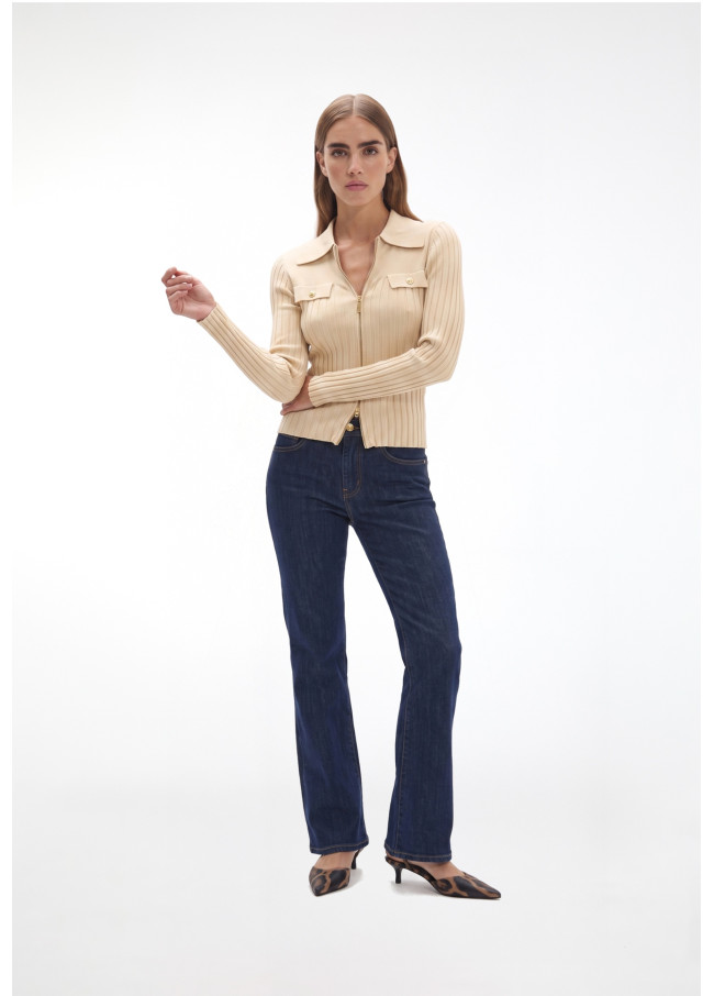 Jeans longos com bordado LC contrastante no bolso traseiro