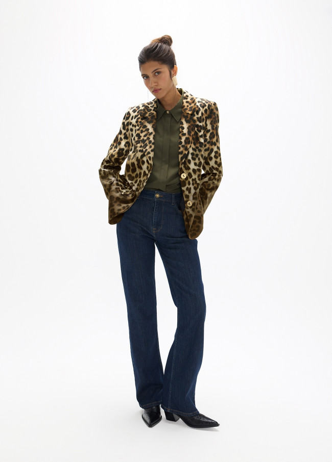 Jeans con bordado a contraste
